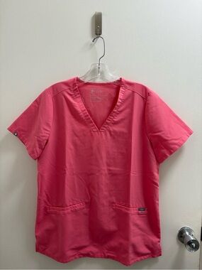 Figs - Casma Three-Pocket Scrub Top - Neon Pink - Medium